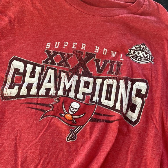 Tampa Bay Buccaneers Tshirt - Picture 2 of 3